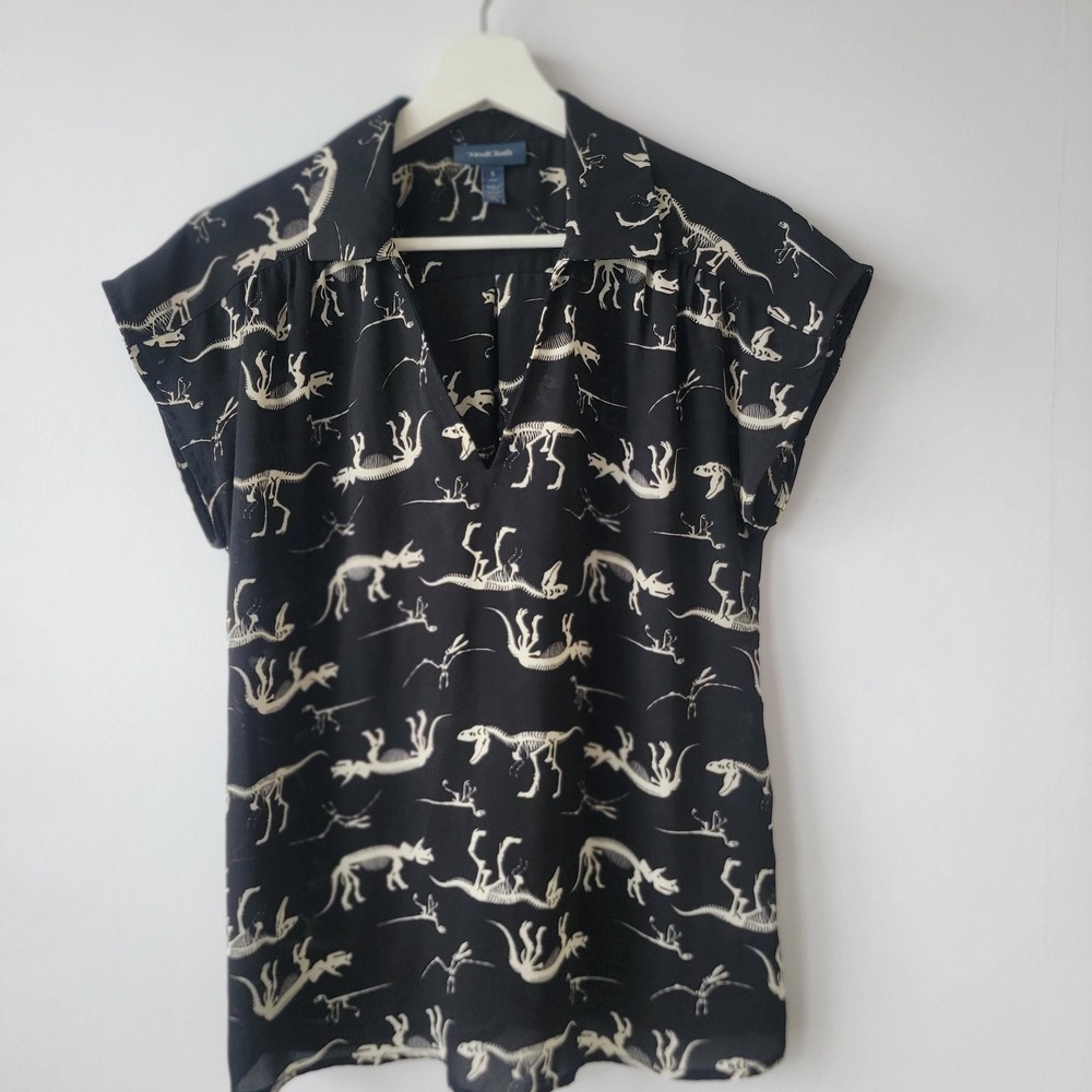 ModCloth women's dinosaur skeleton print top size s short-sleeve V-neck